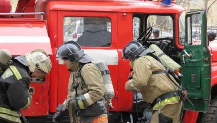 В Жуковке потушили загоревшийся из-за опилок склад