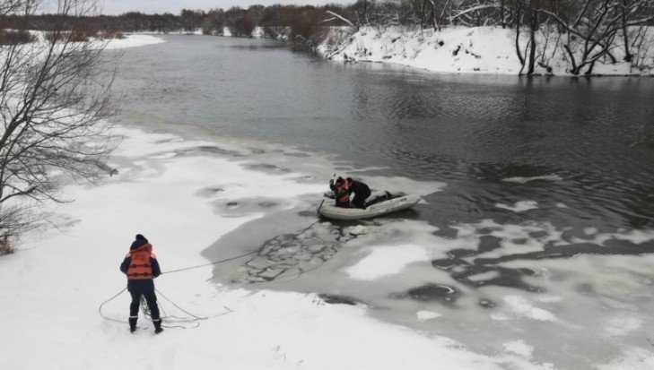 Под Брянском сотрудники МЧС спасли примёрзшую ко льду собаку