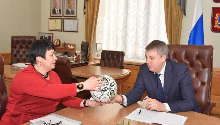 Губернатору руководитель Выгоничского района подарила особенный мяч