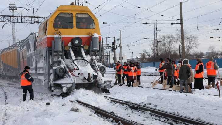 Брянские железнодорожники не позволили снегу остановить поезда