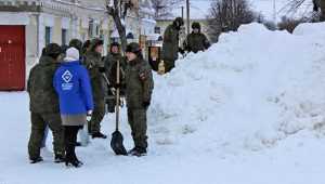 Молодогвардейцы вместе с солдатами построят в Почепе снежную горку