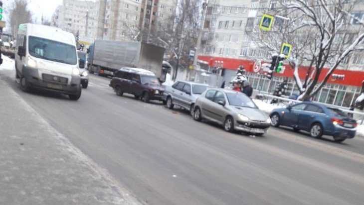 В Брянске столкнулись три автомобиля зазевавшихся водителей