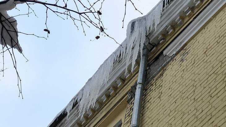 Жителям Брянска стали угрожать огромные сосульки на крышах домов