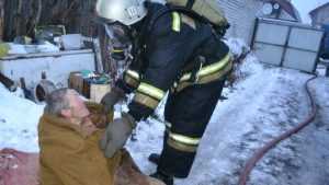В брянском поселке Локоть пожарные спасли человека в горевшем доме