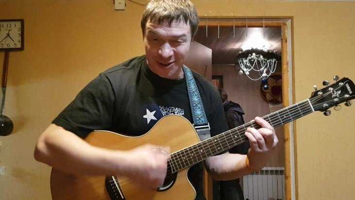 Известный бард Алексей Бардин дал концерт в сельцовской квартире