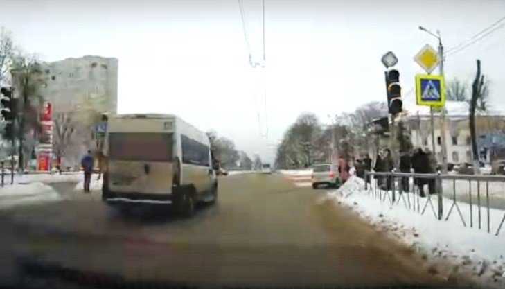 В Брянске сняли видео проезда маршрутки на «красный свет»