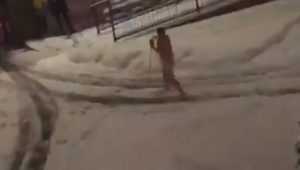 Жителей Брянска удивил бежавший с лыжными палками голый мужчина