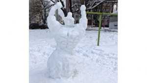 Брянцам продемонстрировали галерею жутких снеговиков