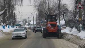 В Брянске на уборку дорог от снега вышли около 90 человек