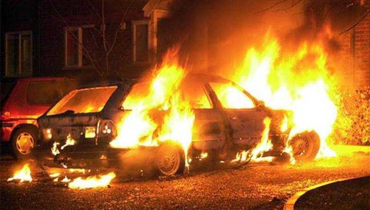 В Клинцах ночью сгорел легковой автомобиль