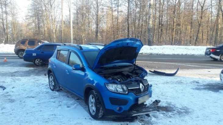 В Брянске ВАЗ протаранил Renault – пострадали три женщины