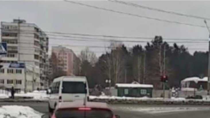 В Брянске маршрутчика наказали по видео за проезд на «красный»