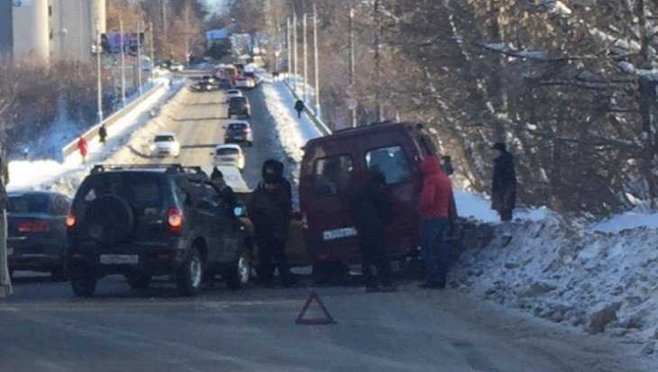 В Брянске возле Черметовского моста столкнулись три автомобиля