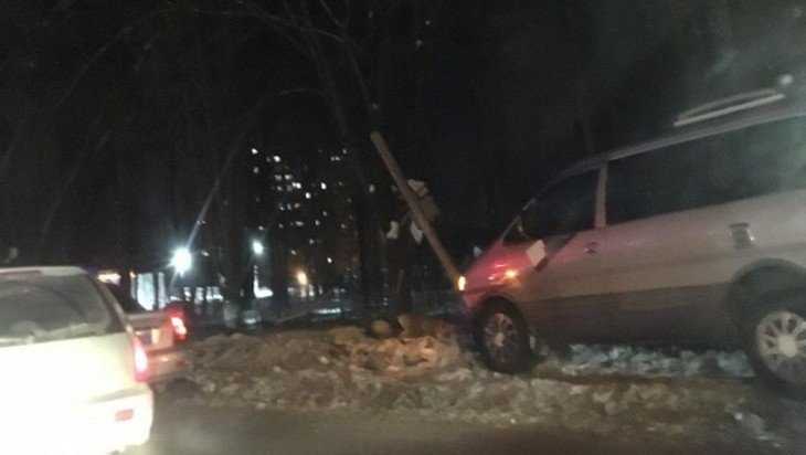 В Брянске возле «Линии» минивэн срезал светофор
