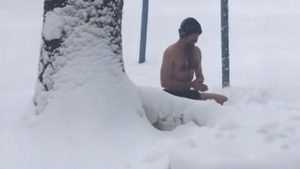 Жителей Брянска изумил голый йог на снегу