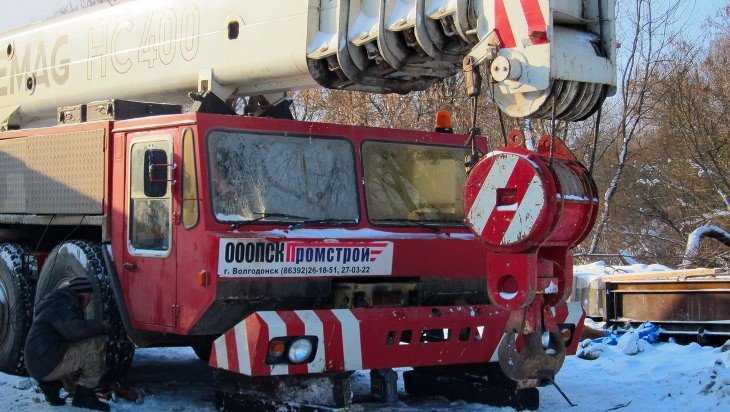 На помощь строителям Первомайского моста прибыл 150-тонный кран
