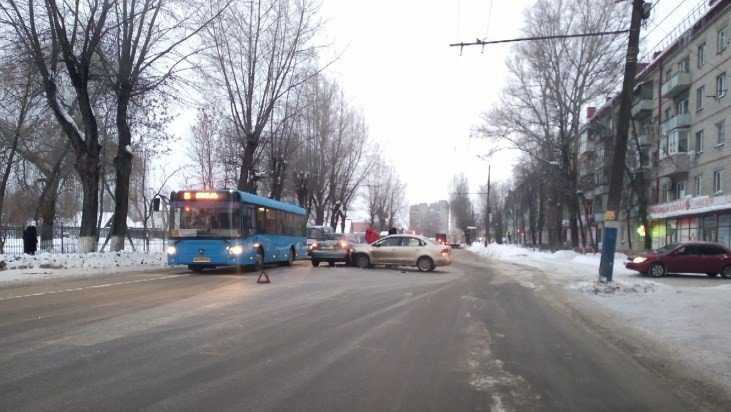 В Брянске возле школы на Литейной столкнулись две иномарки