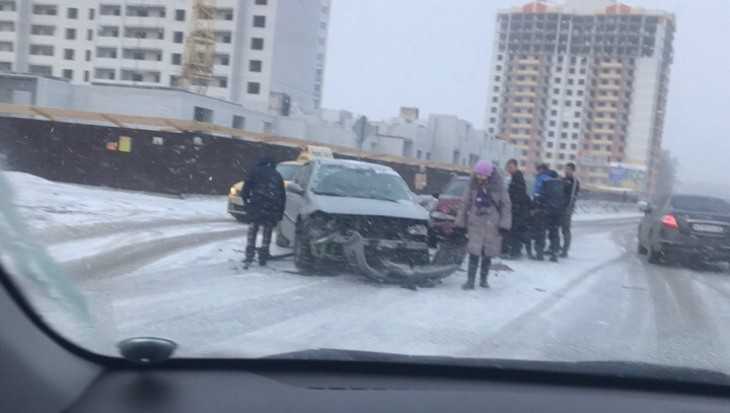 В Брянске на улице Горбатова в ДТП попали сразу три автомобиля