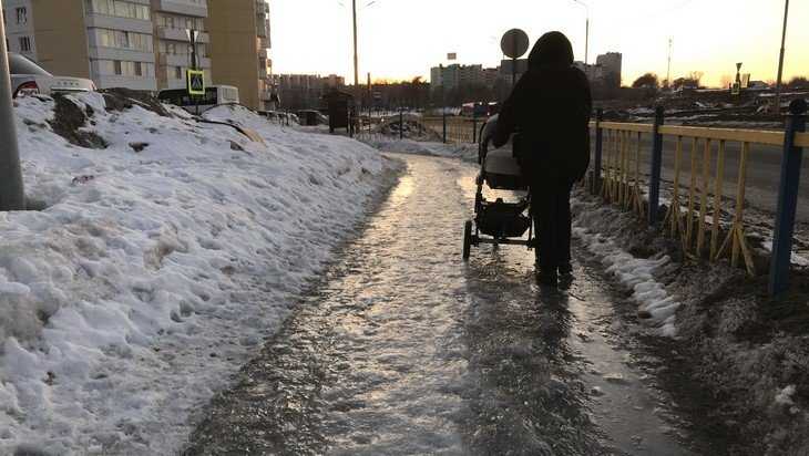Пройти и не убиться: лед стал пыткой для женщин с детьми в Брянске