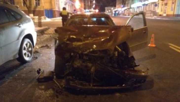 В центре Брянска столкнулись BMW и Lexus – пострадал водитель