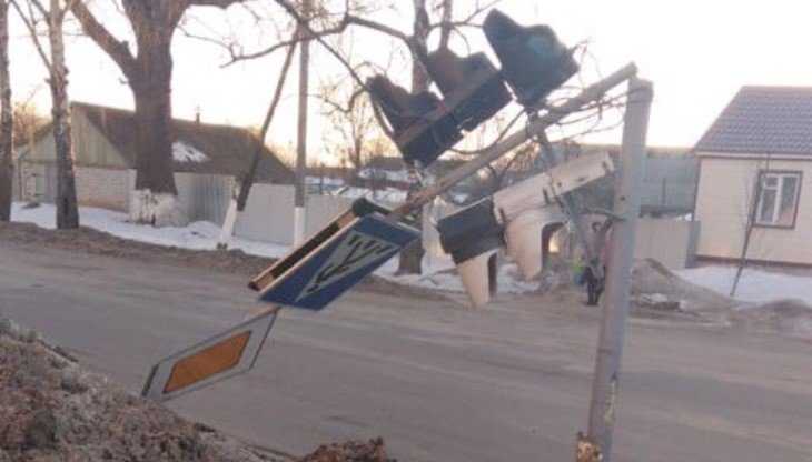 В Климове Брянской области ураганный ветер сломал светофор