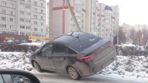 В Брянске возле таможни водитель легковушки едва не перевернулся
