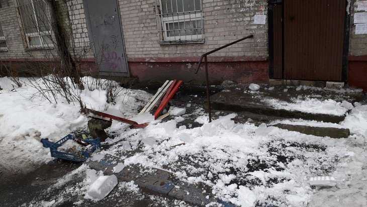 В Брянске упавшая с крыши наледь разнесла в щепки скамейку у подъезда