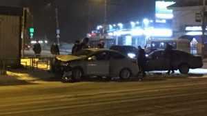 В Брянске возле автовокзала две иномарки влетели в ограждение