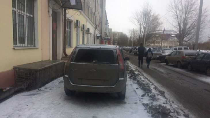 В центре Брянска водитель грязного «Форда» перекрыл тротуар