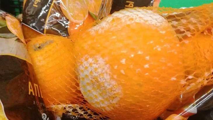 Брянских покупателей огорчили гнилые апельсины на прилавке