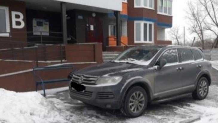 В Брянске водителя Volkswagen оштрафовали за стоянку на тротуаре