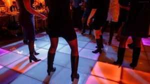 Посетительница брянского кафе осталась без денег и телефона из-за танца