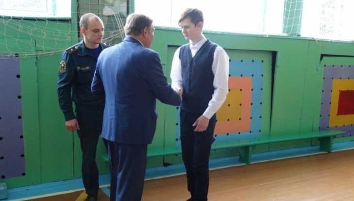 В Климове школьника наградили за спасение тонувшего мальчика