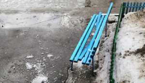 В Брянске рухнувшая с крыши глыба льда сломала скамейку у подъезда