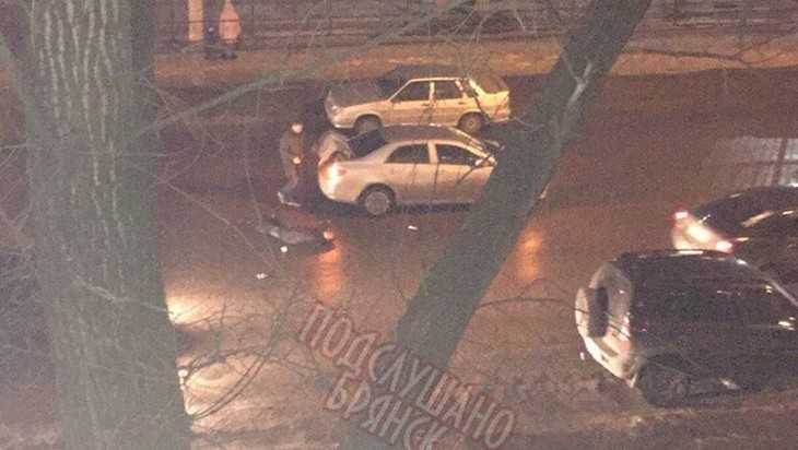 В Брянске убегавший от полиции мужчина попал под автомобиль