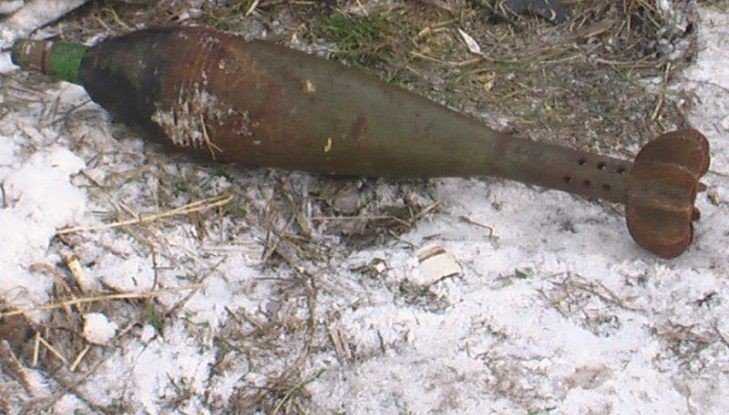 В Бежицком районе Брянска во дворе дома обнаружили мину
