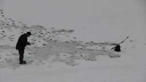 Брянские рыбаки с риском для жизни вышли и выехали на хрупкий лед