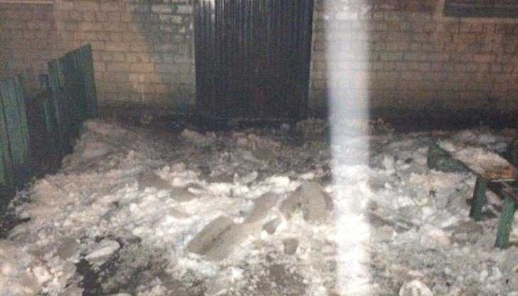 В Брянске  рухнувшая с крыши глыба льда едва не убила прохожего
