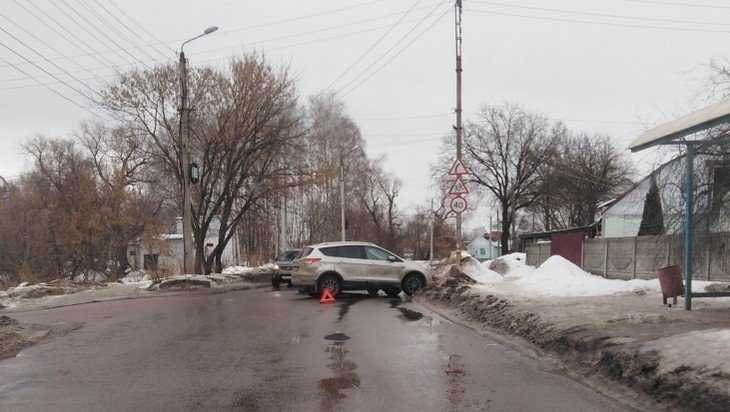 В Брянске автомобиль протаранил снежный вал