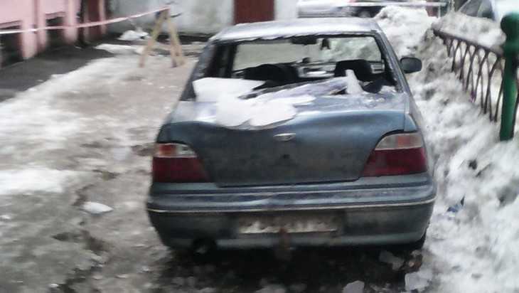 В Брянске на улице Фокина упавшая с крыши наледь разбила автомобиль