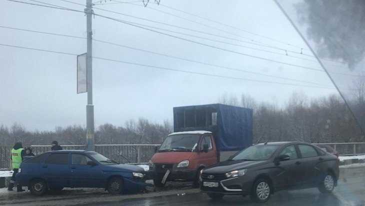 В Брянске на Черном мосту случились сразу две аварии