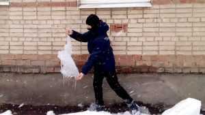 В Брянске на 12-летнего мальчика упала с крыши глыба льда
