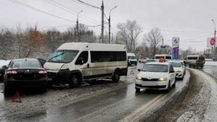 В Брянске Renault протаранил маршрутку № 18 – пострадала женщина