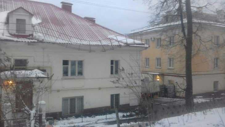 В Брянске на улице Калинина крыша здания может обрушиться на людей