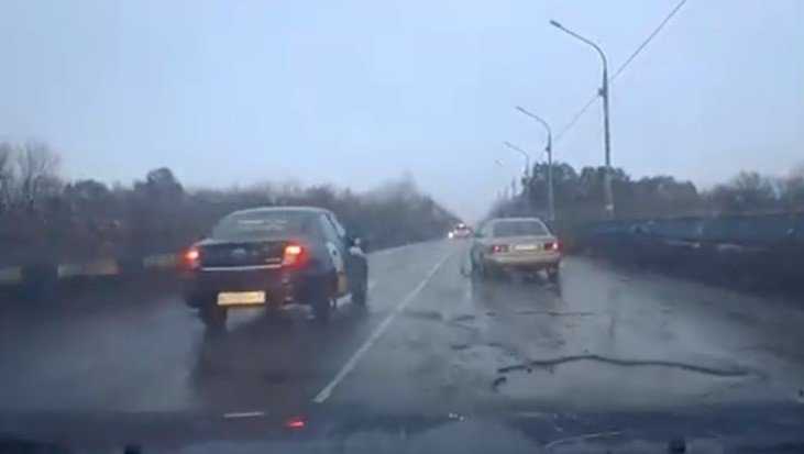 В Брянске водителя такси наказали по видео за обгон на мосту