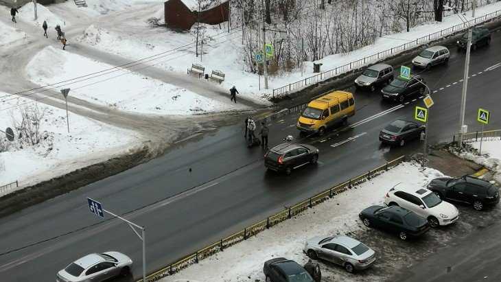 В Брянске водитель маршрутки на пешеходном переходе сбил женщину