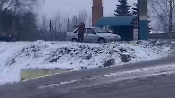 В Брянске сняли видео о пьяном мужчине посреди потока машин