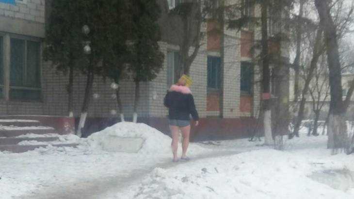 Горячая девушка в шортах на улице позабавила жителей Брянска