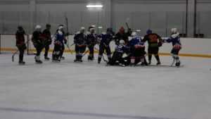 После хоккейного матча в Суземке на льду завязалась потасовка