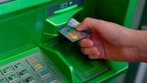 В Клинцах парень снял деньги с оставленной в банкомате карты